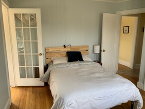 12 Woodbridge St, Unit 3R in South Hadley, MA - Building Photo - Building Photo