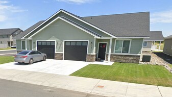 4075 Quinn Dr NE, Unit 4075 in Moses Lake, WA - Building Photo