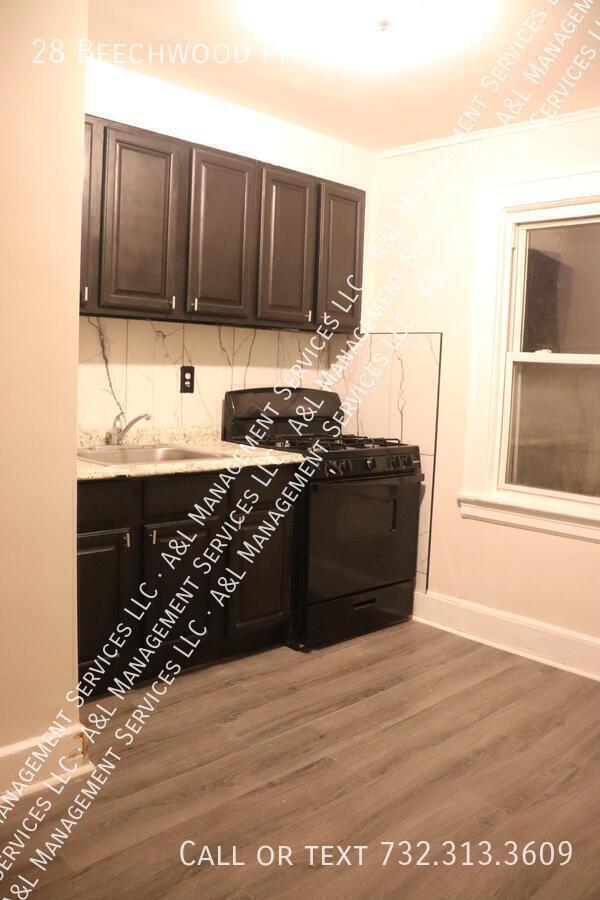 28 Beechwood Pl in Irvington, NJ - Building Photo - Building Photo