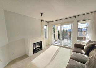 4728 Brentwood Dr in Burnaby, BC - Building Photo - Building Photo