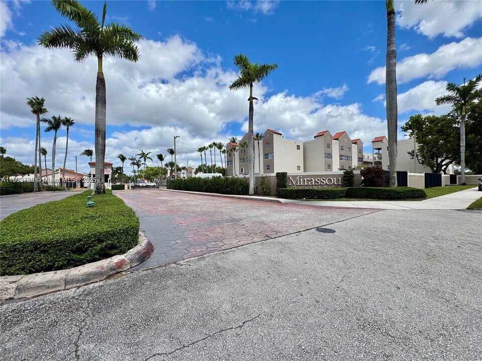 6175 NW 186th St in Hialeah, FL - Building Photo