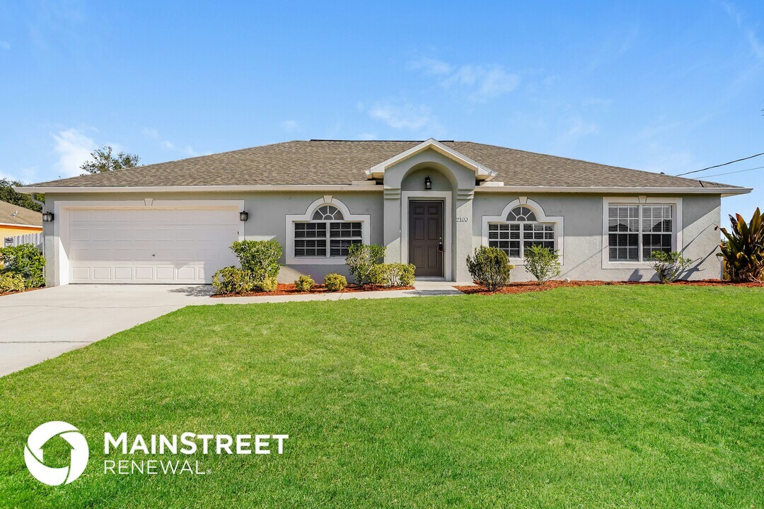 2100 Christopher Ave N in Lehigh Acres, FL - Building Photo