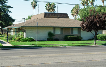 Shields-West Apartments in Fresno, CA - Foto de edificio - Building Photo