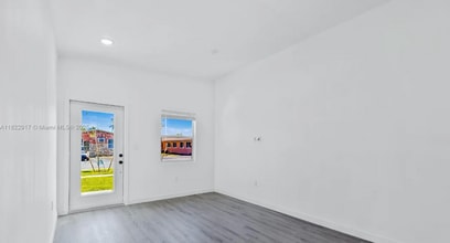 409 NW 4th Ave, Unit B in Hallandale Beach, FL - Foto de edificio - Building Photo
