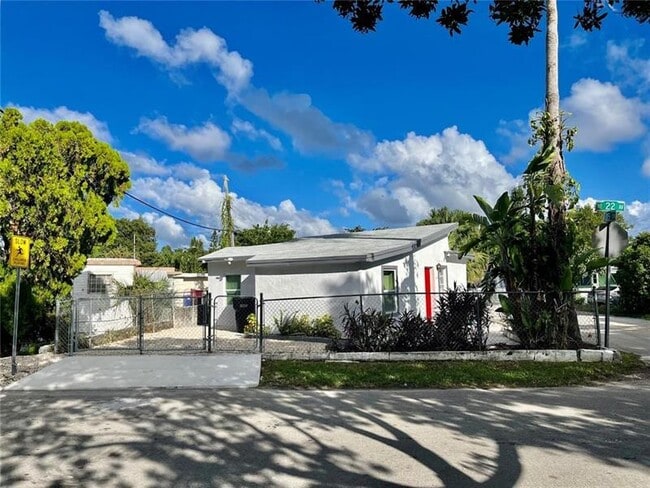 2201 NE 135th Ln in North Miami Beach, FL - Building Photo - Building Photo