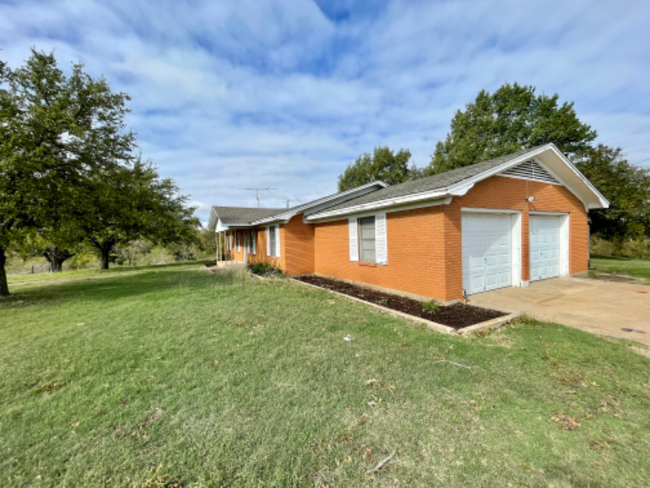 1020 E McGregor Dr in McGregor, TX - Building Photo - Building Photo