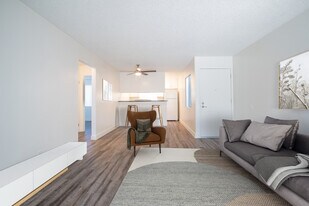 300 Smilax Rd, Unit 8 in San Marcos, CA - Building Photo