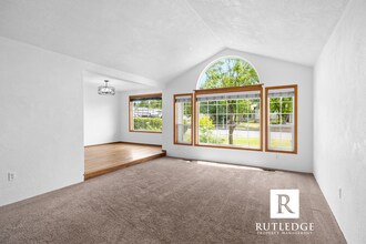 2921 Shasta Dr in Medford, OR - Building Photo - Building Photo