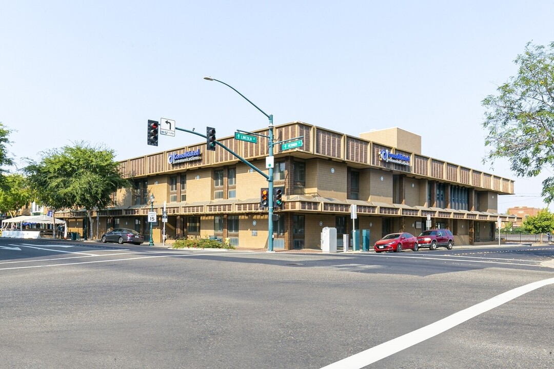 200 Vernon St in Roseville, CA - Building Photo