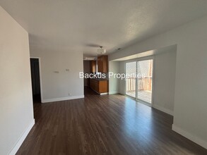 33 Deer St in Salinas, CA - Foto de edificio - Building Photo