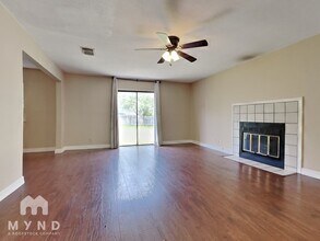 1004 E Logan St in Round Rock, TX - Foto de edificio - Building Photo
