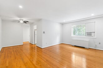 Ballston Garden Apartments in Arlington, VA - Building Photo - Interior Photo