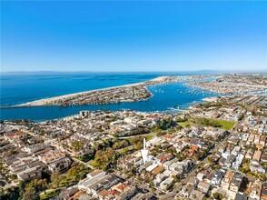 411 Goldenrod Ave, Unit A in Newport Beach, CA - Foto de edificio - Building Photo