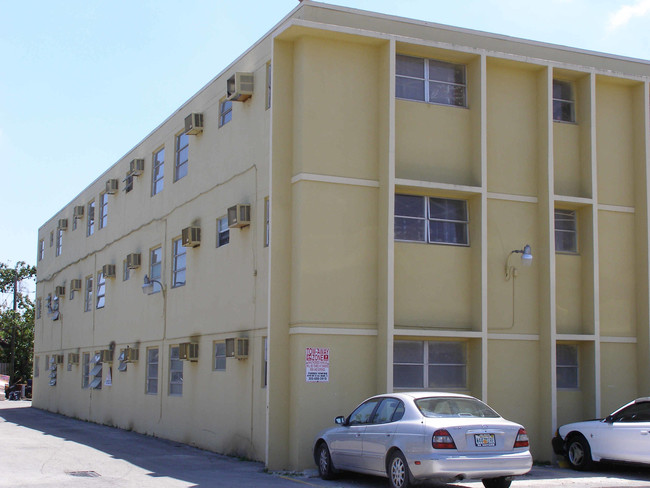 416 E 27th St in Hialeah, FL - Foto de edificio - Building Photo