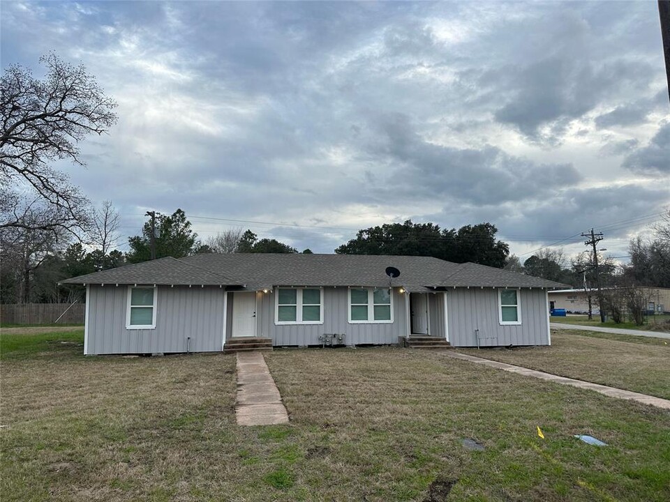 109 Dooley St in Prairie View, TX - Foto de edificio