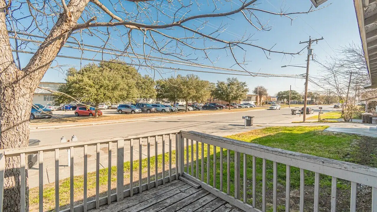 936 W Thompson Pl in San Antonio, TX - Building Photo