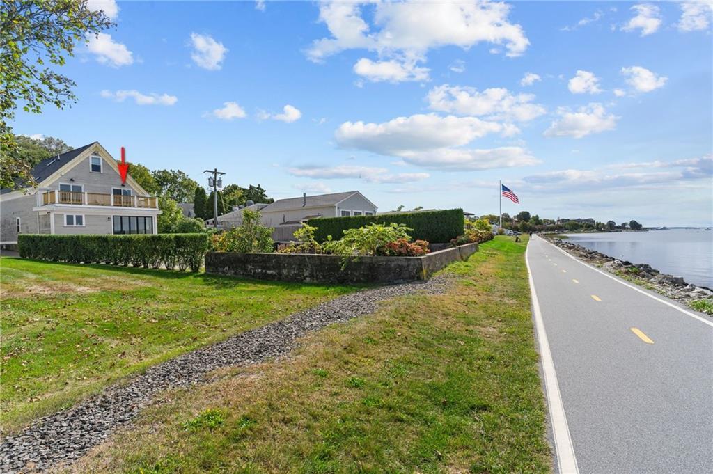 825 Hope St in Bristol, RI - Foto de edificio