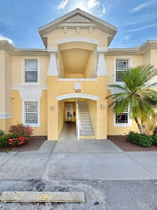 429 Newmont Cir in Ruskin, FL - Building Photo