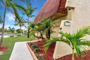 8980 Palm Tree Ln in Pembroke Pines, FL - Building Photo