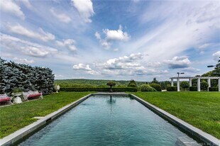 28 Leavenworth Rd in Woodbury, CT - Building Photo