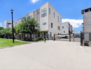 2401 Crawford St, Unit B107 in Houston, TX - Building Photo - Building Photo
