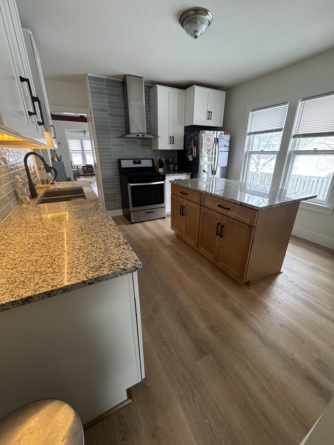 6821 W Lloyd St in Wauwatosa, WI - Building Photo - Building Photo