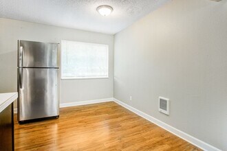 Oak Grove Terraces in Milwaukie, OR - Building Photo - Interior Photo