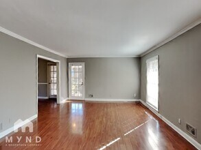 990 Lynhurst Dr SW in Atlanta, GA - Building Photo - Building Photo