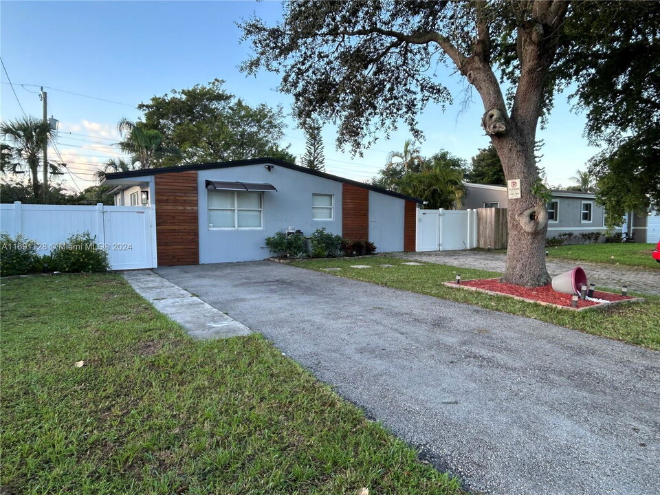 6148 SW 2nd St in Margate, FL - Building Photo