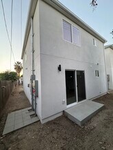 8530 Penfield Ave in Winnetka, CA - Foto de edificio - Building Photo