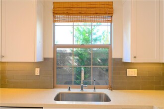 105 Holly Springs in Irvine, CA - Building Photo - Building Photo
