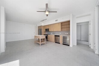 2150 N Bayshore Dr, Unit 1202 in Miami, FL - Building Photo - Building Photo