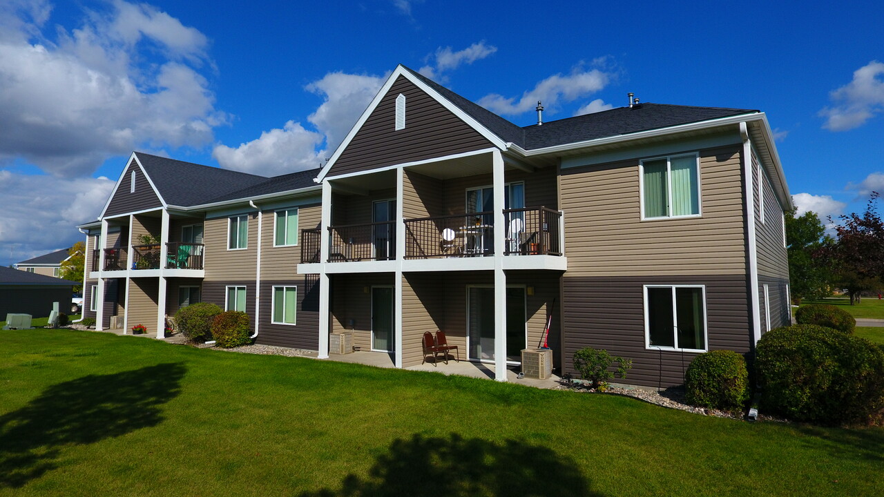 SummerField Crookston Townhomes in Crookston, MN - Building Photo