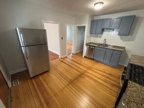 23 Pleasant St, Unit 25 pleasant st in Chicopee, MA - Foto de edificio - Building Photo
