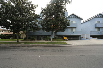 11176 Huston St in North Hollywood, CA - Building Photo - Building Photo