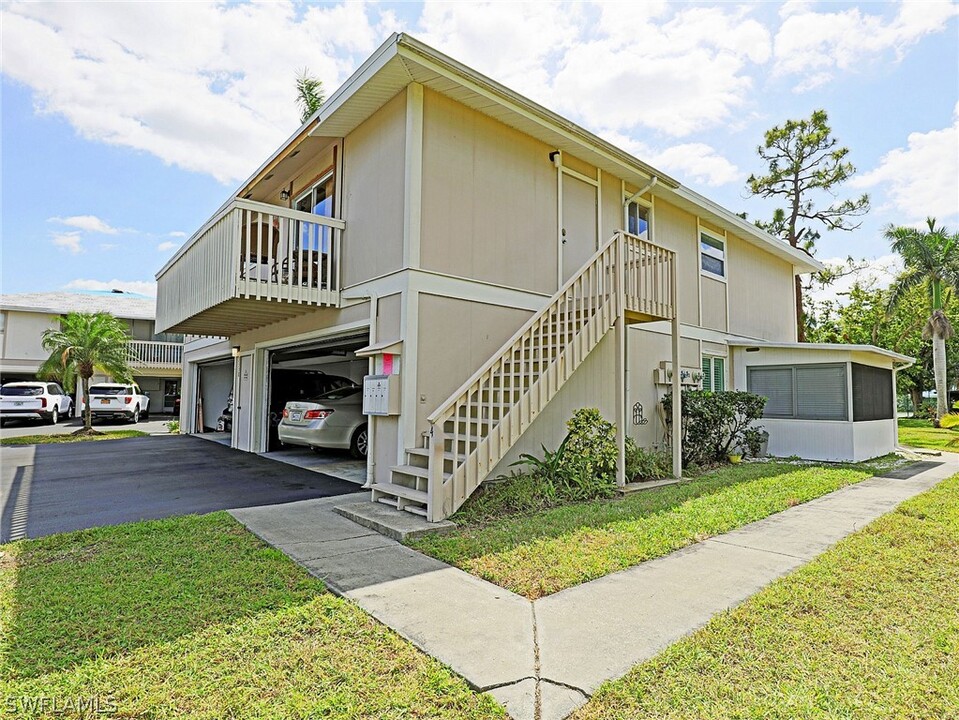 3338 Ottawa Cir in Ft. Myers, FL - Foto de edificio