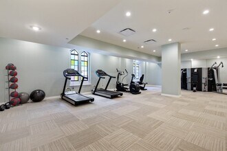 2211 E 67th St, Unit 802 in Chicago, IL - Foto de edificio - Building Photo