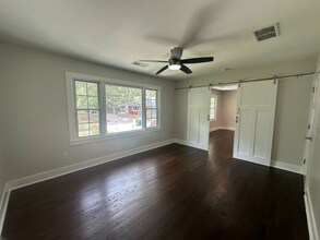 569 Woods Dr NW in Atlanta, GA - Building Photo - Building Photo