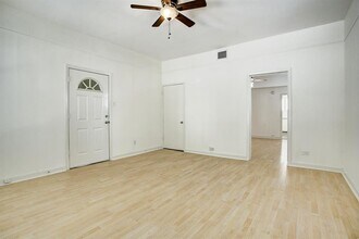1127 Yale St, Unit B in Houston, TX - Building Photo - Building Photo