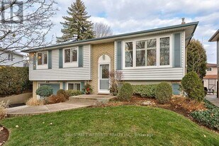 1261 Richards Crescent in Oakville, ON - Building Photo
