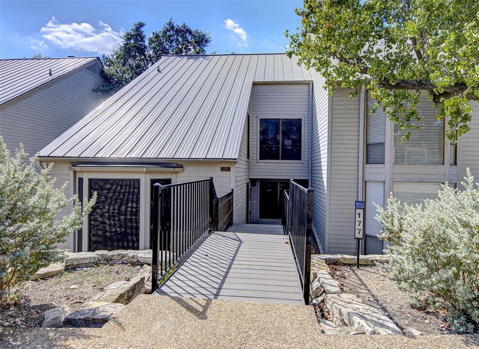 177 World of Tennis Sq in Lakeway, TX - Building Photo