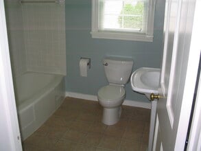 312 W Auglaize St, Unit Lower Unit in Wapakoneta, OH - Building Photo - Building Photo