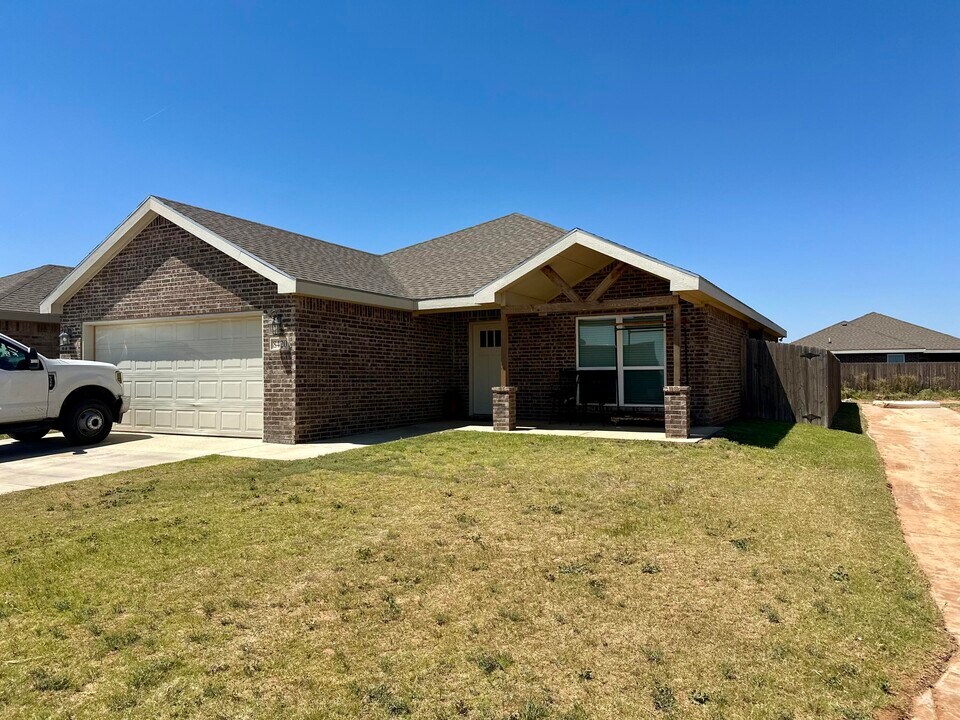 8420 11th St in Lubbock, TX - Building Photo