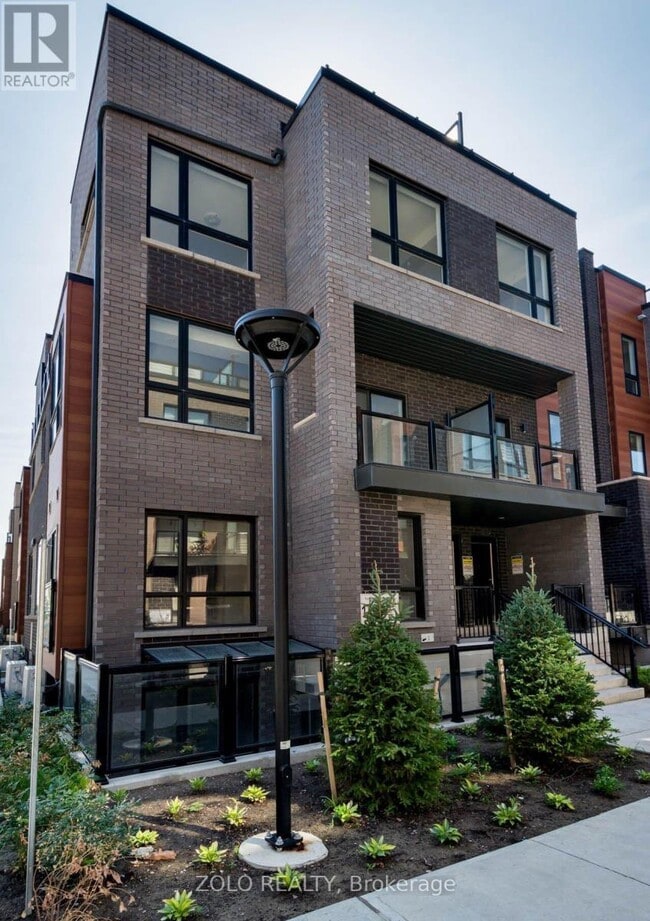 17 Lytham Grn Cir in Newmarket, ON - Building Photo - Building Photo