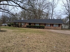 3207 Longwood Dr in Jackson, MS - Building Photo