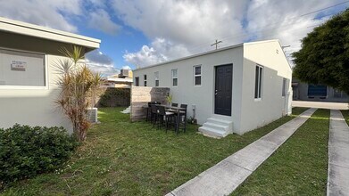 2165 NW 23rd St, Unit 2 in Miami, FL - Foto de edificio - Building Photo