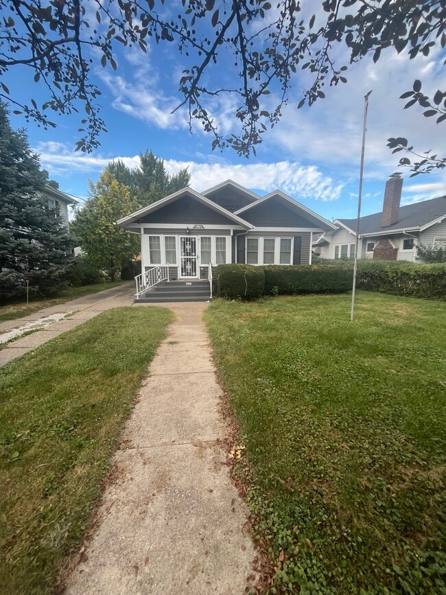 2118 Elm St in Davenport, IA - Building Photo - Building Photo