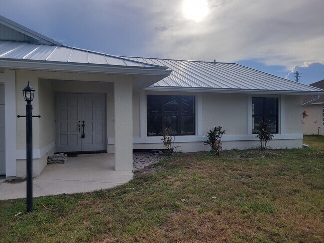 2050 SE Camilo St in Port St. Lucie, FL - Foto de edificio - Building Photo