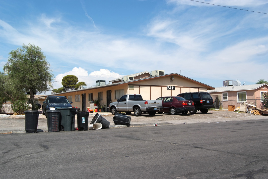 2411 Crawford St in North Las Vegas, NV - Building Photo