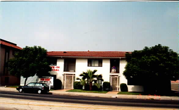 4111 W Rosecrans Ave in Lawndale, CA - Foto de edificio - Building Photo